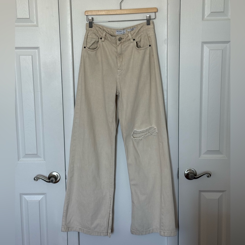 Bershka Light Beige Wide-Leg Jeans with Distressed Knee